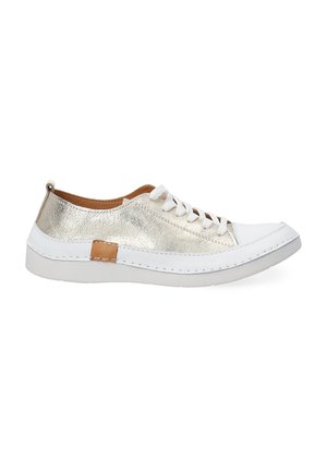 Weißer Sneaker mit metallic-silberner Oberseite, braunen Lederakzenten und weißen Schnürsenkeln. Verfügt über eine strukturierte Oberfläche und eine flache Gummisohle.