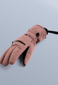 Ružičasta izolirana rukavica s prošivenim dizajnom, sa crnim unutarnjim podstavom i trakicom za zapešće. Na stražnjoj strani nalazi se mala džep s patentnim zatvaračem.