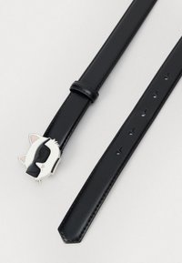 Μαύρη δερμάτινη ζώνη με ασημένια αγκράφα σε σχήμα γάτας, που διαθέτει μαύρα γυαλιά ηλίου και ροζ λεπτομέρειες. Η ζώνη έχει έξι τρύπες ρύθμισης.