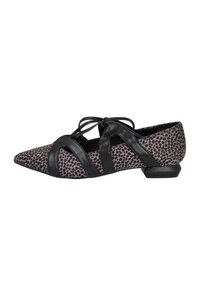 Zapato plano negro con manchas rosas y punta en punta, con correas negras cruzadas y un tacón bajo y ancho.
