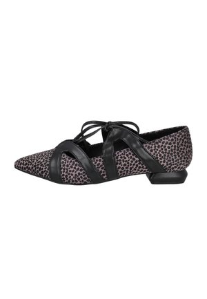 Zapato plano negro con manchas rosas y punta en punta, con correas negras cruzadas y un tacón bajo y ancho.
