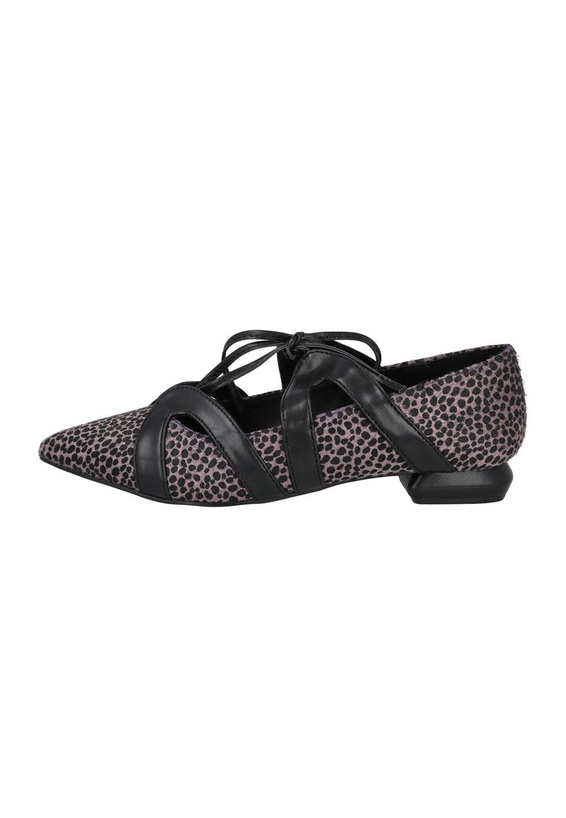 Zapato plano negro con manchas rosas y punta en punta, con correas negras cruzadas y un tacón bajo y ancho.