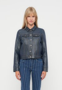 Mørkeblå denimjakke med en tettsittende design, knappelukking og to brystlommer, med synlig søm og en litt forkortet lengde.