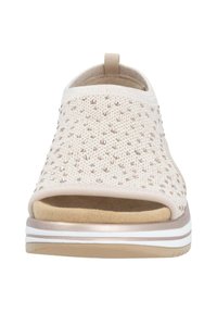 Offene Sandale mit einem cremefarbenen strukturierten Strick-Obermaterial, verziert mit kleinen glänzenden Akzenten und einem gepolsterten Fußbett; mit einer klobigen, gestreiften Sohle.