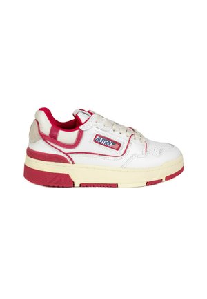 Sneaker in pelle bianca con accenti rossi e suola crema. Presenta una patch con logo e dettagli perforati sulla punta. Design con lace-up.