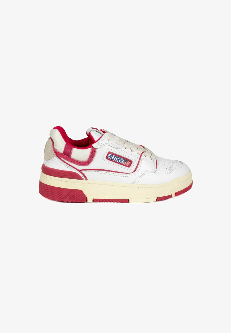 Sneaker in pelle bianca con accenti rossi e suola crema. Presenta una patch con logo e dettagli perforati sulla punta. Design con lace-up.