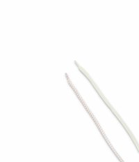 Due lacci delle scarpe: uno completamente bianco e l'altro intrecciato con bianco e rosso. Entrambi i lacci sono piatti e sottili, con una superficie liscia.