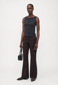 Gina Tricot Tall RELAXED TROUSERS - Stoffhose - brown