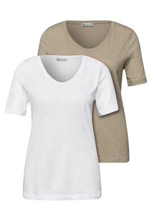 Deux t-shirts simples pour femmes à manches courtes, un blanc à l'avant et un beige derrière, tous deux avec des encolures rondes.