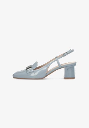 Glanzende lichtblauwe slingback pump met blokhak en zilveren gespsluiting aan de voorkant, verstelbare enkelriem.