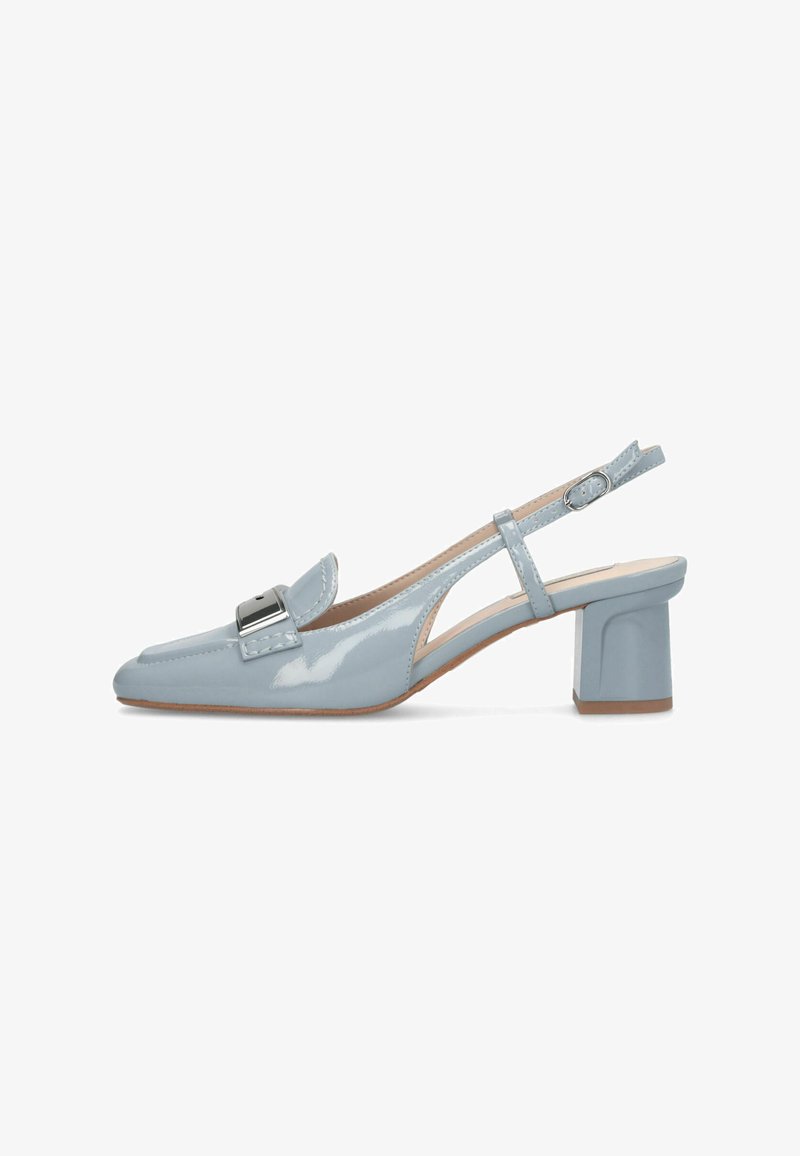Glänzender hellblauer Slingback-Pumps mit Blockabsatz und silberner Schnallendetail vorne, verstellbarem Knöchelriemen.