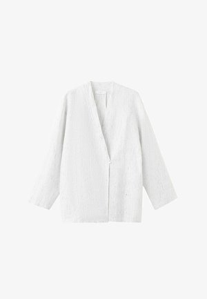 Cardigan blanco texturizado de manga larga con apertura frontal, con sutiles rayas verticales y un ajuste holgado.