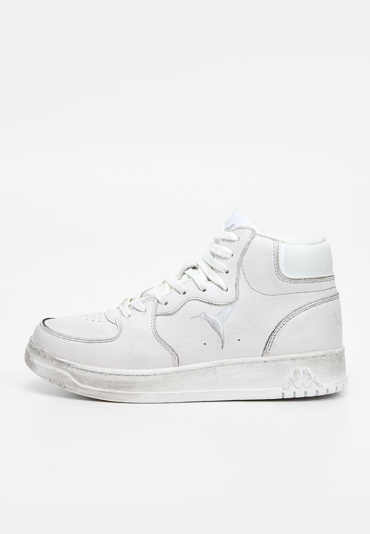Weiße High-Top-Sneaker aus glattem Leder, mit Schnürung, gepolstertem Kragen und strukturiertem Gummisohle. Subtiler Logodetail an der Seite.