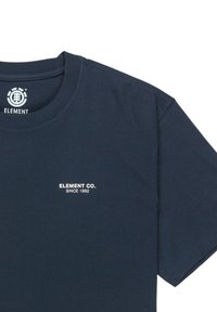 T-shirt en coton bleu marine avec col rond, manches courtes et texte de logo blanc "ELEMENT CO. SINCE 1992" sur la poitrine.
