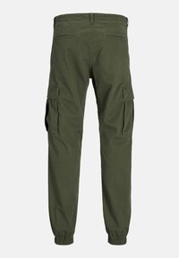 Pantaloni cargo verdi in cotone, con polsini elastici, tasche laterali e vestibilità comoda. Sul retro ci sono due tasche applicate.