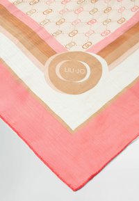 Foulard in seta con un bordo rosa chiaro, caratterizzato da un motivo geometrico in tonalità di beige e bianco, marchiato con "LIU-JO" in un accento circolare.