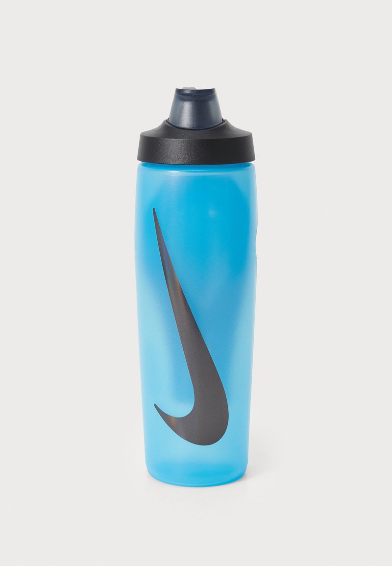 Kék műanyag vízpalack fekete Nike logóval, kúpos formával, fekete csavaros kupakkal és felnyitható fújófejjel a könnyű ivás érdekében.