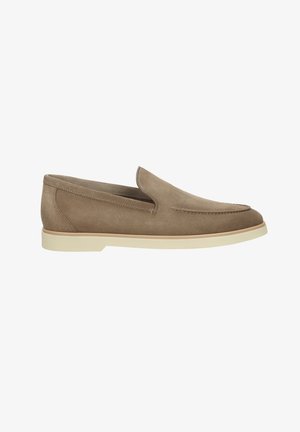 Mocassin slip-on en daim taupe avec un bout arrondi, des détails de surpiqûres et une semelle en caoutchouc blanche.