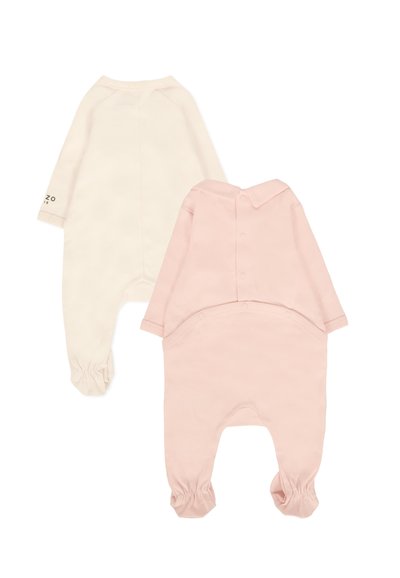 Due romper per neonati: uno color crema con maniche lunghe e dettaglio del logo, l'altro rosa, con colletto e chiusura a bottoni, dotato di polsini elasticizzati.