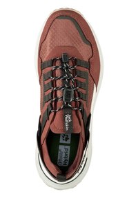 Scarpa da esterno in tessuto rosso con lacci e accenti neri. Presenta un interno imbottito e suola in gomma bianca. L'etichetta include "Jack Wolfskin."
