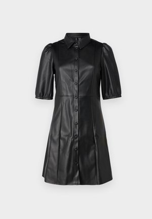 Fekete bőr ruha, inggallérral, rövid puffos ujjal és gombos elülső résszel. Simasztikus textúra, bővülő siluettel.