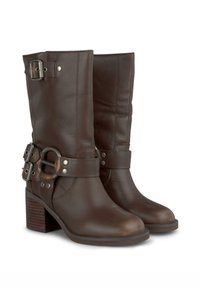 Botas de cuero marrón hasta el tobillo con punta redondeada, tacón cuadrado y correas decorativas con hebillas y acentos metálicos.