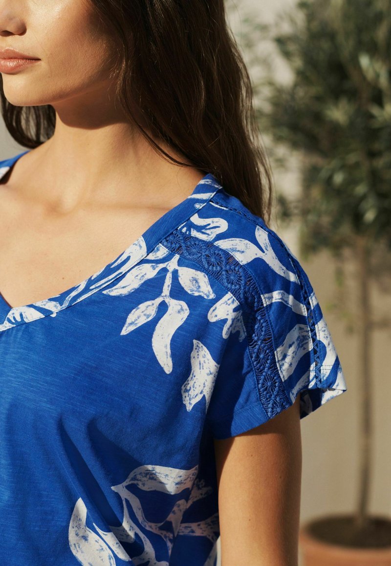 Next V-NECK BUBBLE HEM - REGULAR FIT - Triko s potiskem - blue white print