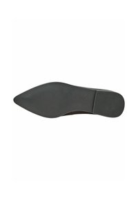 Chaussure à talons hauts en cuir noir avec un bout pointu, une surface lisse et une semelle texturée, dotée d'un talon bas et effilé pour plus de stabilité.