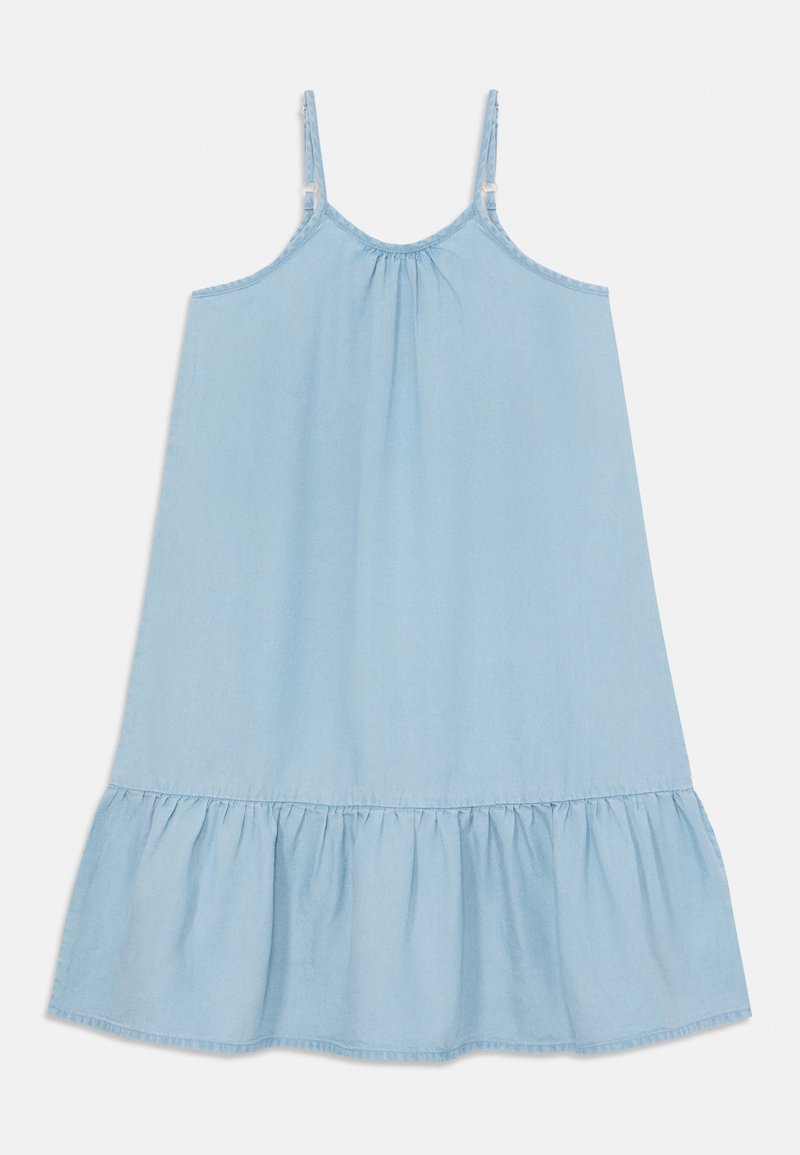 Vestido sem mangas de denim azul claro com decote franzido e barra com babados, apresentando alças ajustáveis e um corte solto.