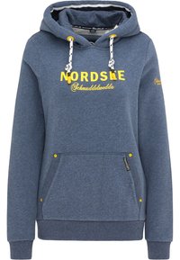 Modrá mikina s kapucí, přední kapsou, bílými šňůrkami a žlutým textem "NORDSHE Schmuddelwedda" na hrudi a detailu na rukávu.