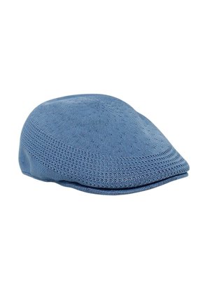 Cappello piatto lavorato a maglia azzurro chiaro con motivo strutturato e visiera corta curva su sfondo bianco.