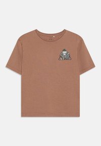 Καφέ βαμβακερή μπλούζα με γραφικό θησαυρού στο μπροστινό μέρος που απεικονίζει έναν κρανίο και χαρακτήρα σε στρατιωτική παραλλαγή. Με κοντά μανίκια και σχέδιο με στρογγυλή λαιμόκοψη.