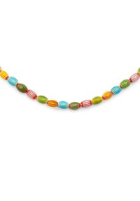 Collar de cuentas multicolores que presenta cuentas ovaladas alargadas en azul, verde, amarillo, naranja y rojo con texturas estriadas, ensartadas en alambre.