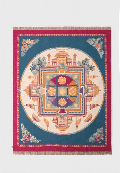 Design de palais mandala avec des motifs solaires, des motifs floraux, des palmiers et des éléments architecturaux en tons rouges, bleus, orange et beige sur tissu tissé.