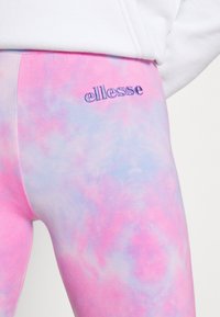 Těhotenské legíny v růžovo-modrém batikovém vzoru, se vyšívaným logem "ellesse" na boku. Měkká textura s těsným střihem.