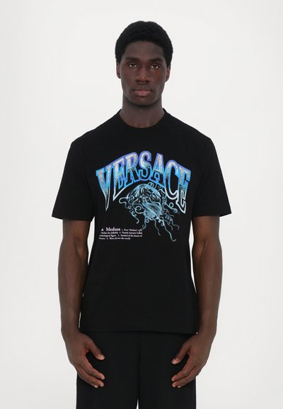 Schwarzes Baumwoll-T-Shirt mit blauem und weißem "VERSACE"-Text, Medusa-Grafik und beschreibendem Text darunter. Kurze Ärmel, Rundhalsausschnitt.