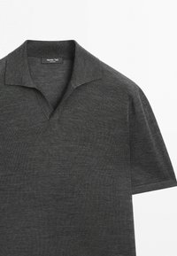 Polo manches courtes gris foncé avec un col souple et une ouverture en V, en tissu maille fine, étiquette Massimo Dutti.