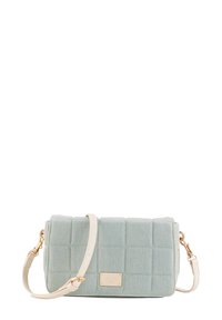 Polstrovaná obdelníková taška ve světle modré tkanině s prošívaným vzorem, krémový syntetický popruh a hardware v zlaté barvě. Obsahuje logo plaketu.