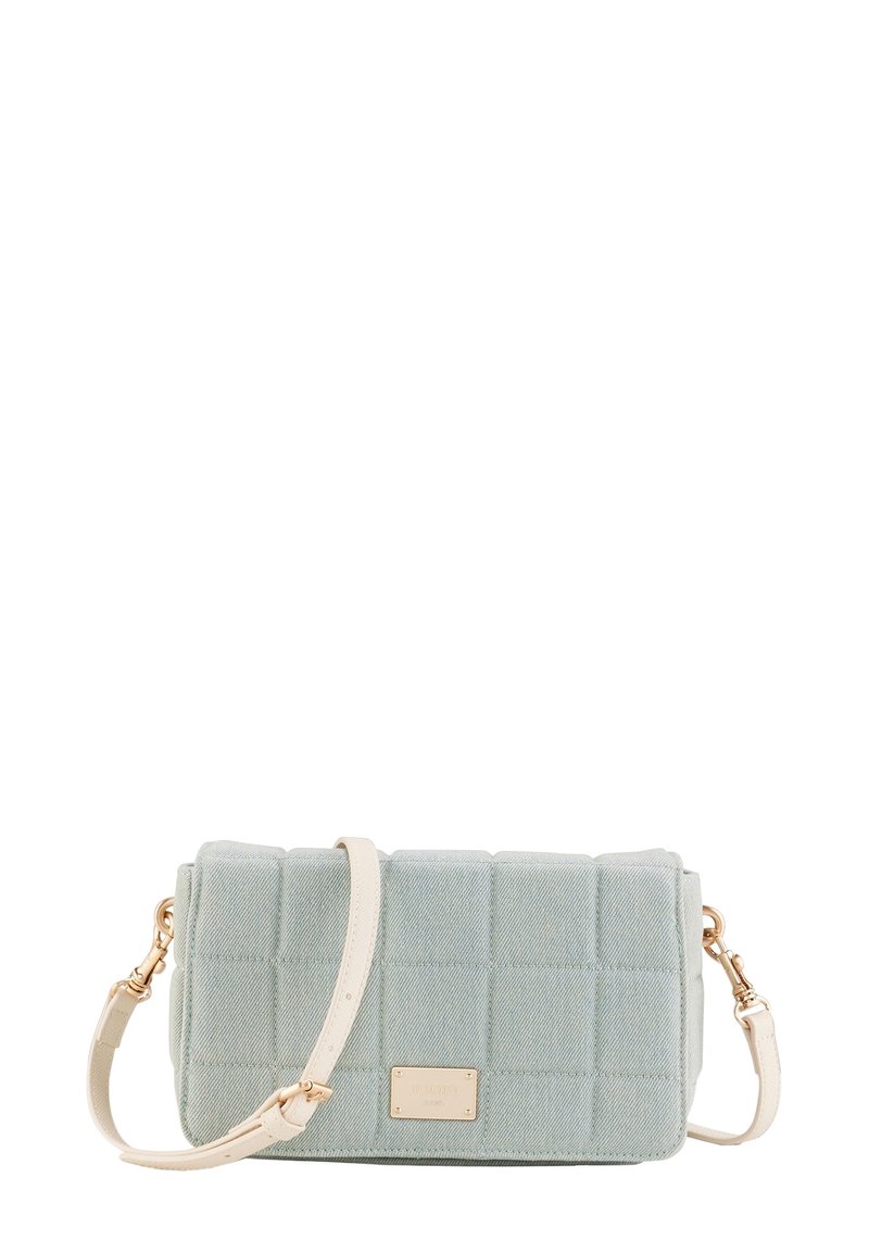 Polstrovaná obdelníková taška ve světle modré tkanině s prošívaným vzorem, krémový syntetický popruh a hardware v zlaté barvě. Obsahuje logo plaketu.