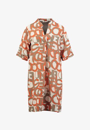 Korte mouw jurk van beige stof, met een gedurfde, herhalende print van grote oranje en grijze letters. Knoopsluiting bij de halslijn.