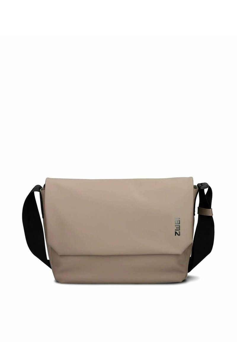 Borsa a tracolla beige con spallaccio nero regolabile, forma rettangolare e logo discreto sulla patta anteriore.