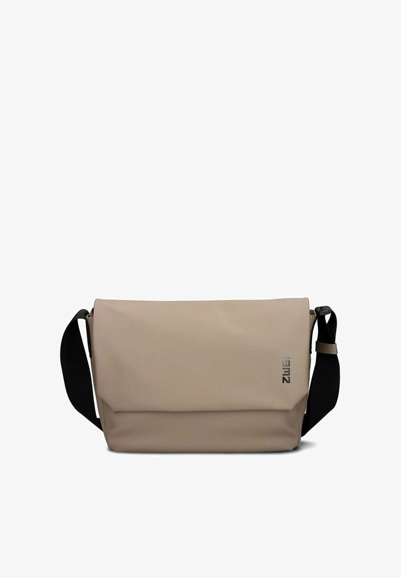 Bandolera beige con correa de hombro ajustable negra, forma rectangular y logotipo sutil en la solapa delantera.