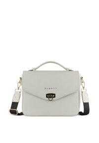 Sac à main en cuir gris avec une fermeture à rabat, des ferrures dorées et une bandoulière noire amovible. Présente le nom de la marque embossé sur le devant.