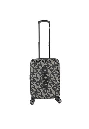 Maleta rígida en gris con un patrón geométrico negro, equipada con un asa retráctil y cuatro ruedas multidireccionales.