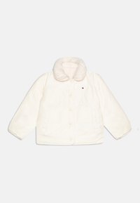Giacca puff in bianco sporco con colletto in morbido pellicciotto, chiusura con bottoni, tasche laterali e design minimalista con un piccolo logo sul petto.