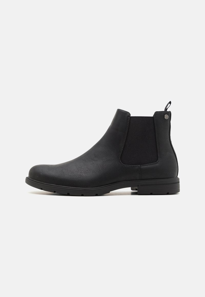Botas Chelsea negras con un upper de cuero texturizado, paneles elásticos en los laterales y una ayuda para el calzado, con suela de goma y puntera redondeada.