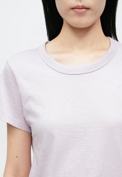 T-shirt lavanda clara, mangas curtas, decote redondo, tecido macio, textura subtil, design minimalista, sem padrões ou detalhes visíveis de ferragens.