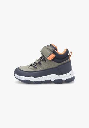 Wysokie sneakersy dla dzieci w oliwkowym zielonym, granatowym i pomarańczowym kolorze z rzepem, sznurówką z przodu oraz grubą białą podeszwą w kolorowe kropki.