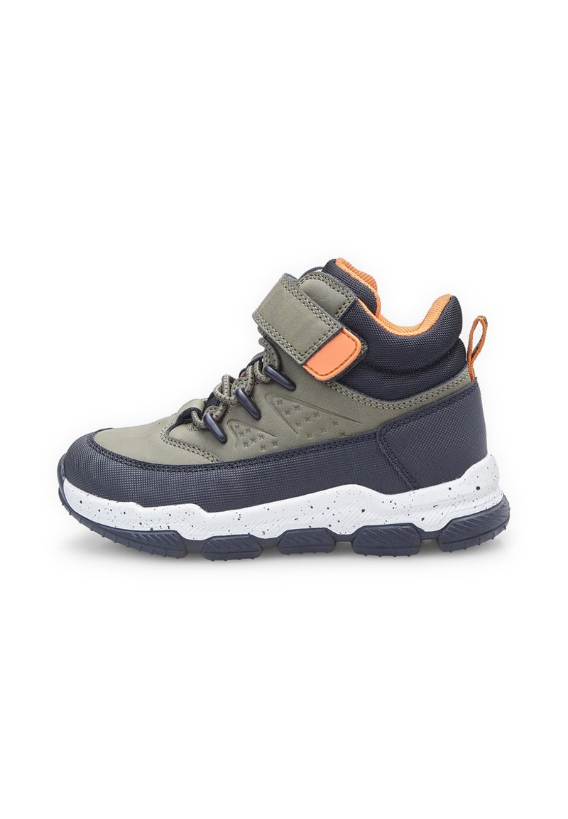 Sneaker alta per bambini in verde oliva, blu navy e arancione con cinturino in velcro, parte anteriore con lacci e suola spessa bianca maculata.