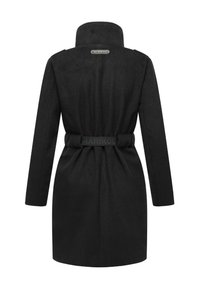 Cappotto di lana nera con colletto alto, maniche lunghe, vita regolabile da una cintura e una finitura leggermente testurizzata. Dettaglio del marchio sulla parte posteriore.